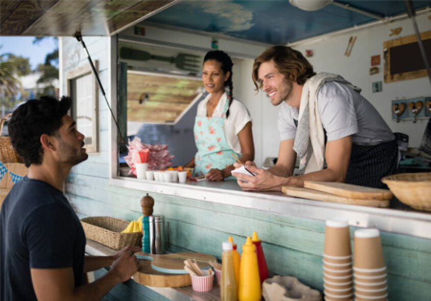 Stockfoto, Kunde kauft Essen bei Foodtruck