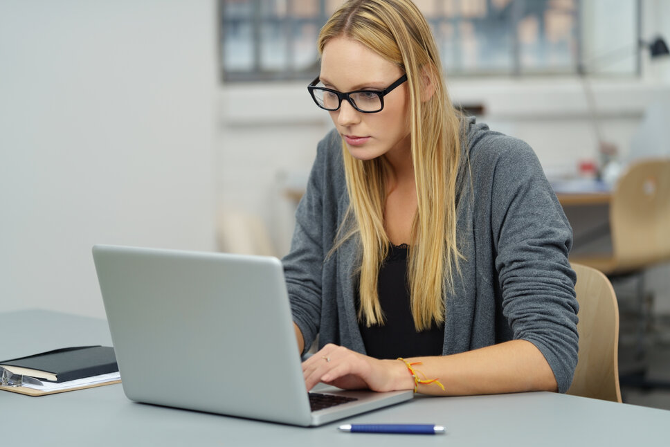Stockfoto, Frau sitzt am Laptop