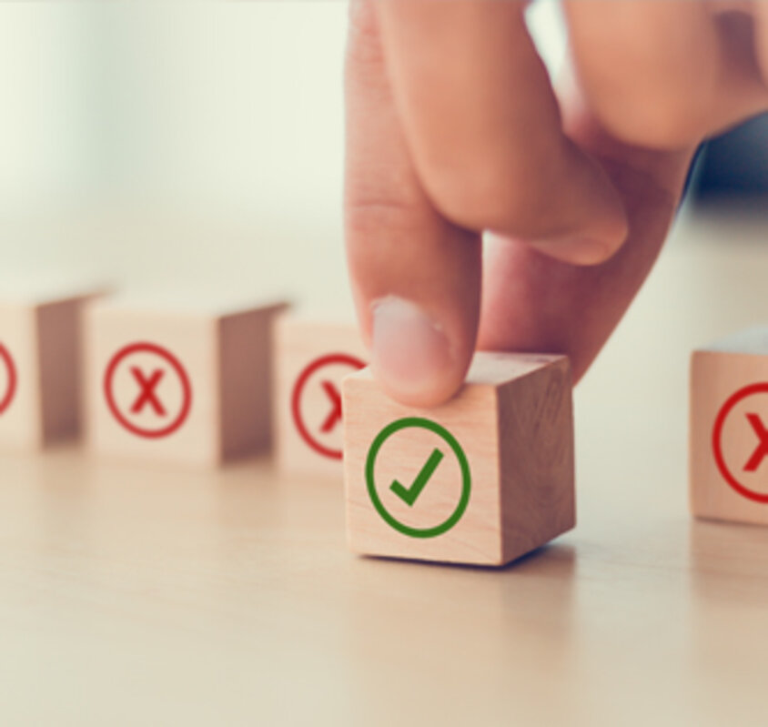 Stockfoto, Hand greift nach einem Würfel