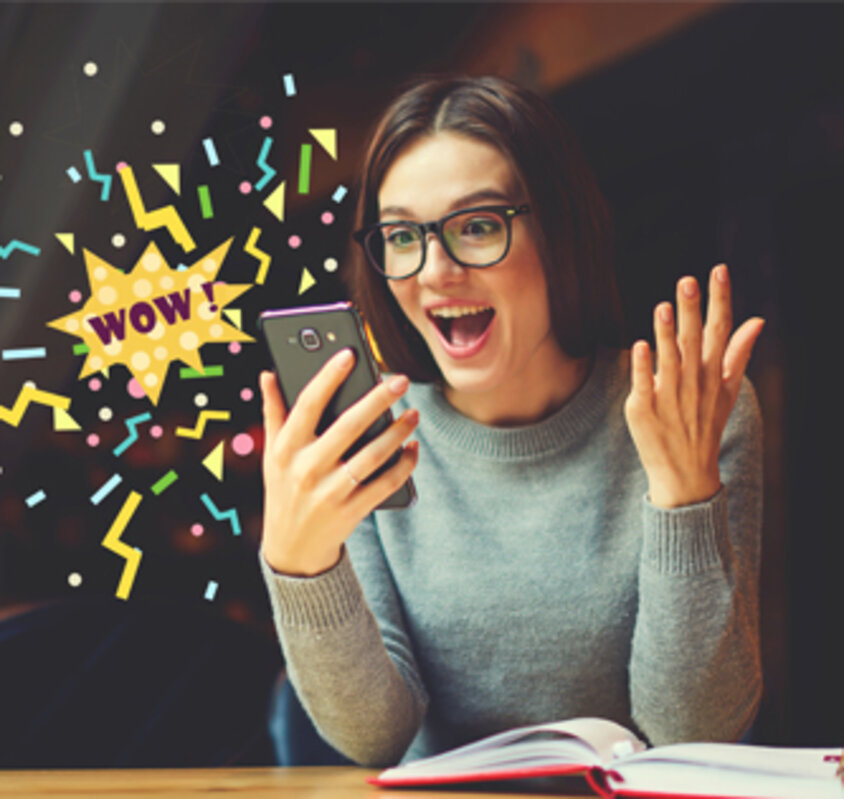 Stockfoto, Frau freut sich über etwas, das sie am Smartphone sieht